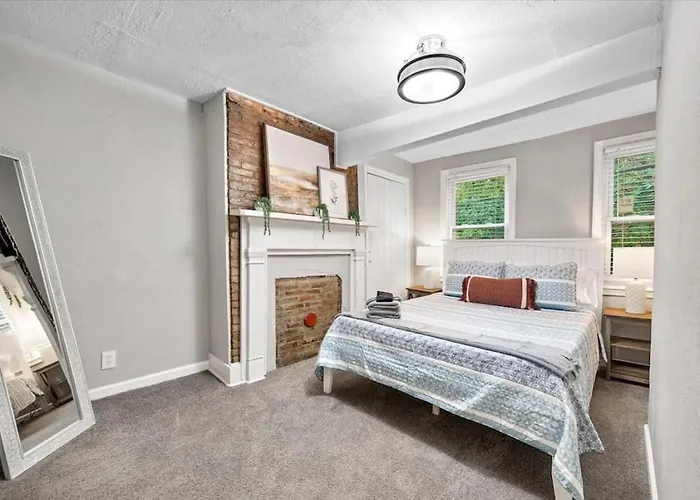 Cozy Southside Pitt W/ Pool Table +yard