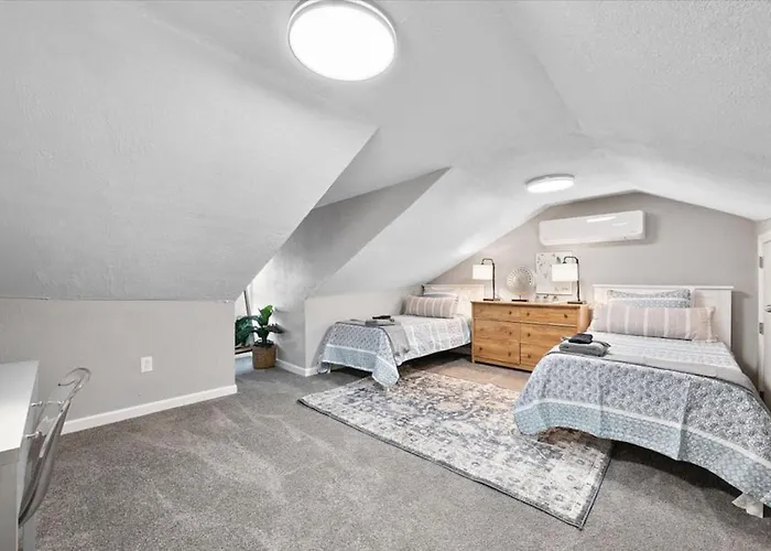 Apartment Cozy Southside Pitt W/ Pool Table +yard