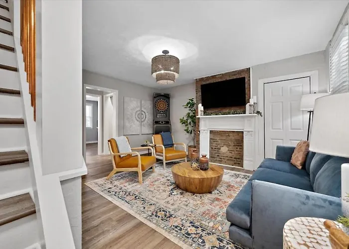 Cozy Southside Pitt W/ Pool Table +yard