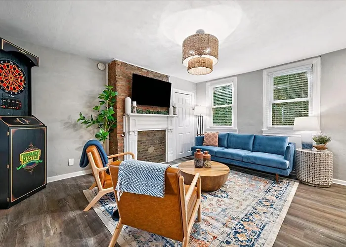 Cozy Southside Pitt W/ Pool Table +yard